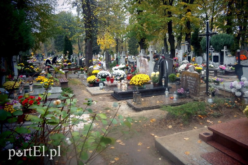Elbląg, Na elbląskich cmentarzach jest bezpieczniej niż przed laty - zapewniają policjanci Elbląg, Na elbląskich cmentarzach jest bezpieczniej niż przed laty - zapewniają policjanci