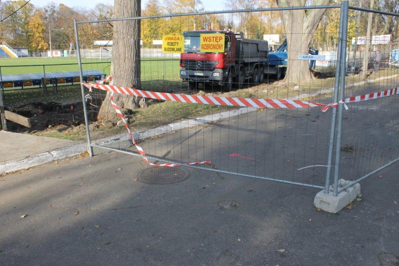 Elbląg, Stadion przy Agrykola. Sukcesywna przebudowa