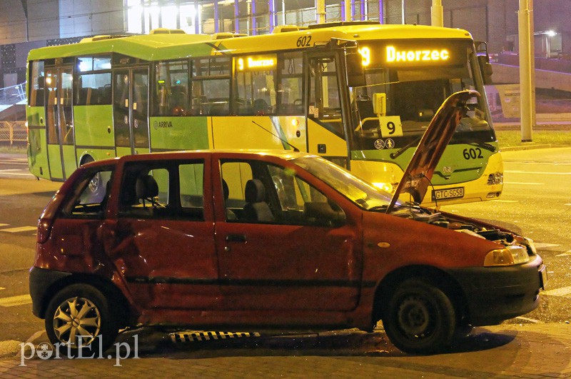 Elbląg, Wjechała pod autobus, trzy osoby ranne