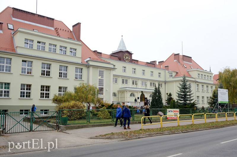 Elbląg, Elewacja Gimnazjum nr 2 znów jest zielona Elbląg, Elewacja Gimnazjum nr 2 znów jest zielona