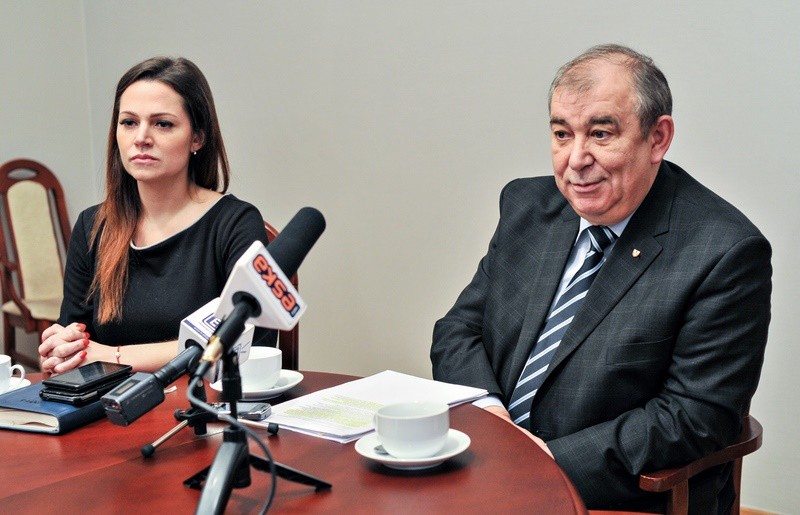 Elbląg, Jerzy Wilk i rzeczniczka jego sztabu wyborczego Monika Borzdyńska na dzisiejszej konferencji prasowej Elbląg, Jerzy Wilk i rzeczniczka jego sztabu wyborczego Monika Borzdyńska na dzisiejszej konferencji prasowej