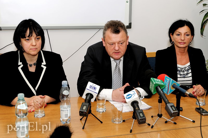 Elbląg, Michał Bober wyjaśniał dzisiaj dziennikarzom, skąd wziął się błąd w protokole wyborczym