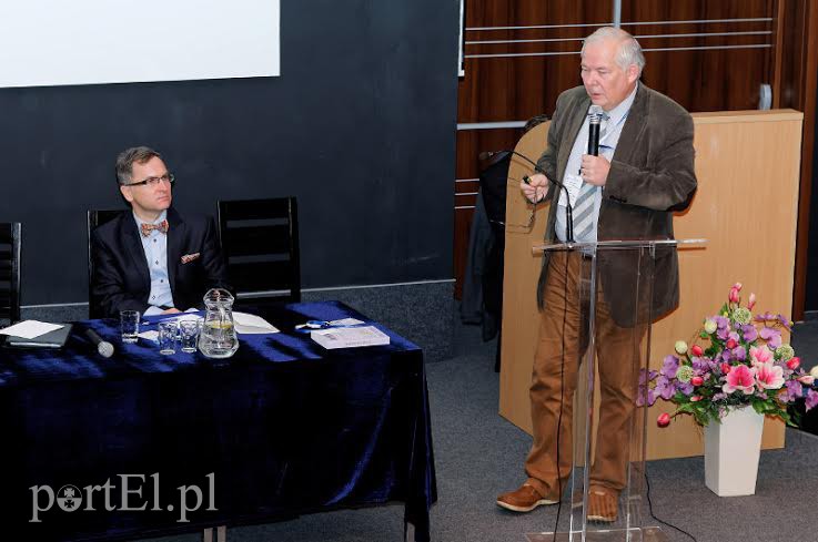 Elbląg, Prof. Bronisław Siemienicki (po prawej) oraz medioznawca Marek Sokołowski podczas dzisiejszej konferencji Elbląg, Prof. Bronisław Siemienicki (po prawej) oraz medioznawca Marek Sokołowski podczas dzisiejszej konferencji