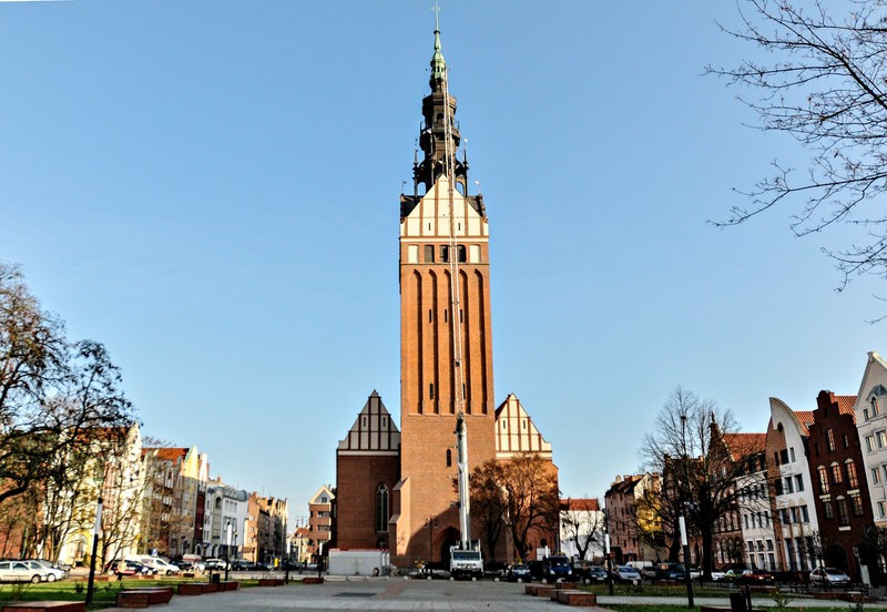 Elbląg, Specjalnie do pracy na wysokości (na iglicy) sprowadzony został dźwig Elbląg, Specjalnie do pracy na wysokości (na iglicy) sprowadzony został dźwig