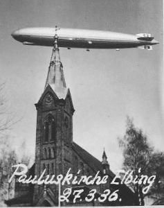 Elbląg, Zdjęcie autorstwa Karla Pfau, przedstawiające zeppelin nad kościołem św. Pawła, który kiedyś był kościołem ewangelickim. Zdjęcie pochodzi ze strony www.hans-pfau-elbing.de
