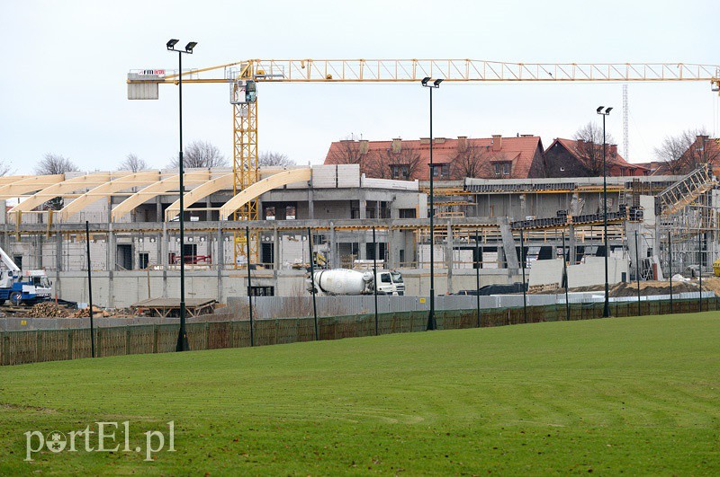 Elbląg, Na basenie jest już zamontowana część konstrukcji dachu Elbląg, Na basenie jest już zamontowana część konstrukcji dachu