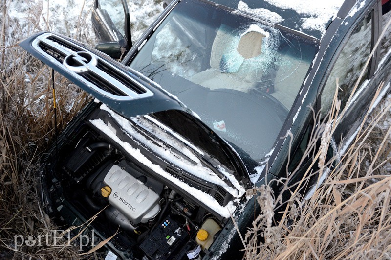 Elbląg, Rubno Wielkie: opel w rowie, jedna osoba w szpitalu