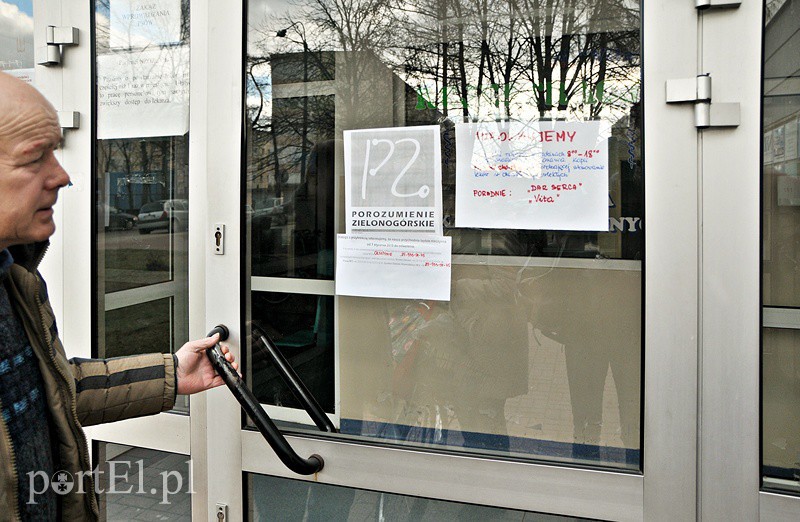 Elbląg, Tak było jeszcze w poniedziałek, drzwi 11 przychodni w Elblągu były zamknięte. Teraz gabinety powinny być otwarte Elbląg, Tak było jeszcze w poniedziałek, drzwi 11 przychodni w Elblągu były zamknięte. Teraz gabinety powinny być otwarte