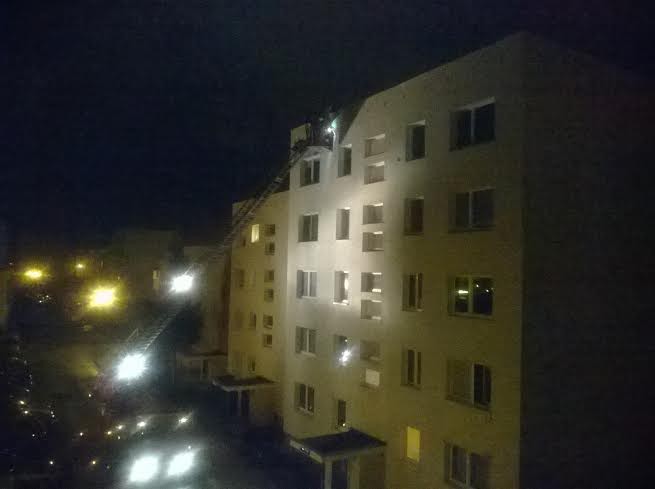 Elbląg, W nocy przy ul. Kłoczowskiego straż pożarna zdejmowała naderwaną blachę Elbląg, W nocy przy ul. Kłoczowskiego straż pożarna zdejmowała naderwaną blachę