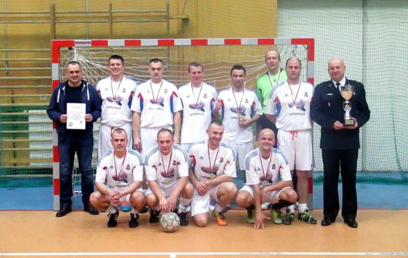 Elbląg, Elbląscy strażacy z medalami, pucharem i dyplomem Elbląg, Elbląscy strażacy z medalami, pucharem i dyplomem