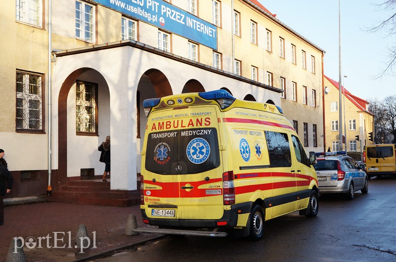 Elbląg, Przed Urzędem Skarbowym pojawili się policjanci i załoga karetki pogotowia Elbląg, Przed Urzędem Skarbowym pojawili się policjanci i załoga karetki pogotowia