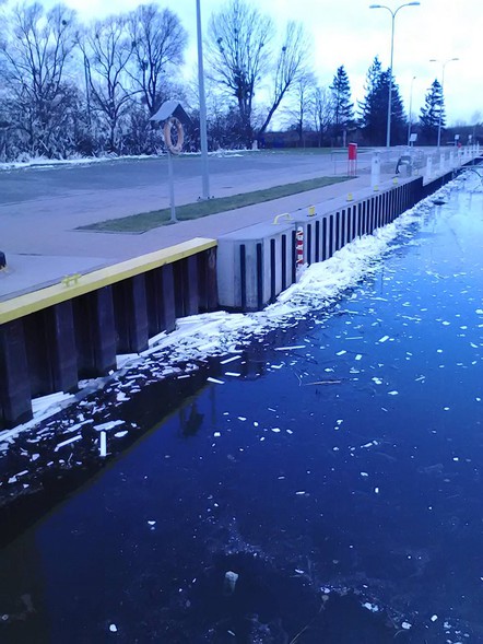 Elbląg, W rzece pływają styropianowe odpady Elbląg, W rzece pływają styropianowe odpady