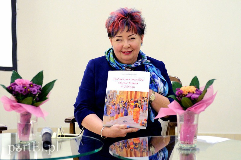 Elbląg, Grażyna Nawrolska jest autorką licznych publikacji wydawanych w kraju i zagranicą oraz popularyzatorką historii Elbląga,