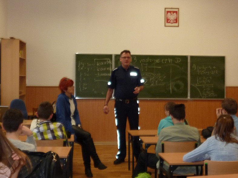 Elbląg, Policjanci rozmawiają w szkołach na temat uzależnień Elbląg, Policjanci rozmawiają w szkołach na temat uzależnień