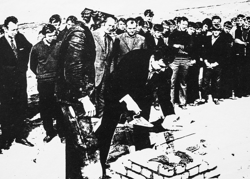 Elbląg, Luty 1975. Plac budowy szpitala. Na pierwszym planie I sekretarz KMiP PZZPR w Elblągu Bolesław Smagała, Elbląg, Luty 1975. Plac budowy szpitala. Na pierwszym planie I sekretarz KMiP PZZPR w Elblągu Bolesław Smagała,
