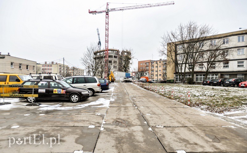 Elbląg, Na razie w okolicach sądu powstał prowizoryczny parking z płyt betonowych