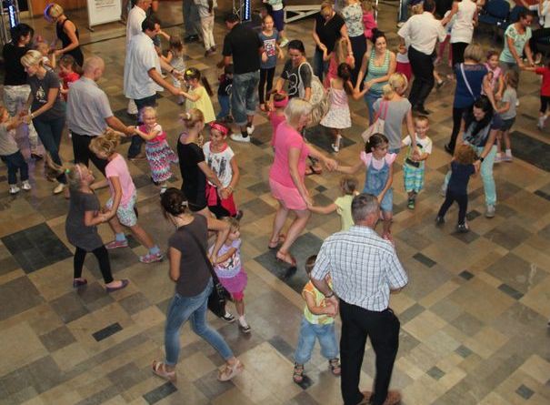 Mamo, tato zatańcz ze mną Mamo, tato zatańcz ze mną