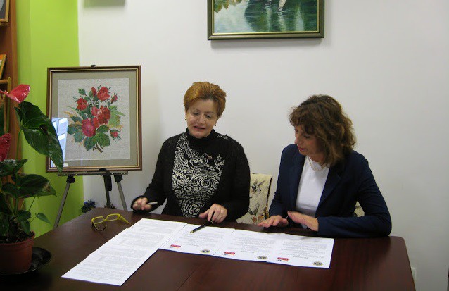 Elbląg, Na zdjęciu od lewej Anna Jęsiak-Suchecka Gubernator Okregu 121 Polska i Iwona Orężak Prezes UTWiON,