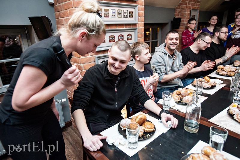Pan Piotr podczas liczenia pączków Pan Piotr podczas liczenia pączków