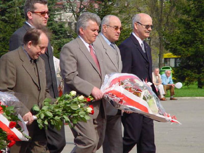 Elbląg, Elbląscy liderzy SLD składają wieńce pod pomnikiem Odrodzenia.