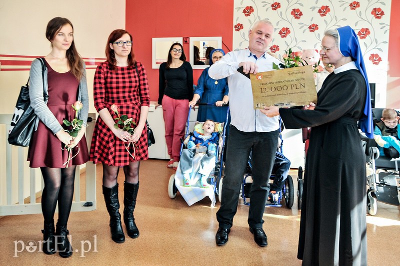 Elbląg, Siostra Halina Rydzy, dyrektorka Domu przy ul. Kasprzaka odbiera symboliczny czek na 12 tys. zł, bo za pieniądze, które udało się zebrać fundacja zakupiła sprzęt. Z lewej autorki projektu - Martyna Pruszak i Karolina Sypniewska Elbląg, Siostra Halina Rydzy, dyrektorka Domu przy ul. Kasprzaka odbiera symboliczny czek na 12 tys. zł, bo za pieniądze, które udało się zebrać fundacja zakupiła sprzęt. Z lewej autorki projektu - Martyna Pruszak i Karolina Sypniewska