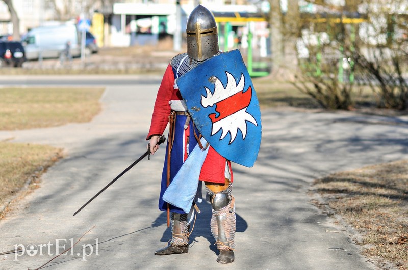 Elbląg, XIII-wieczny tarczownik w centrum Elbląga wzbudził zainteresowanie przechodniów Elbląg, XIII-wieczny tarczownik w centrum Elbląga wzbudził zainteresowanie przechodniów