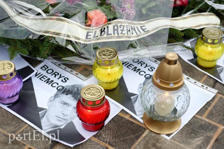 Elbląg, Zdjęcia, kwiaty i znicze - tak pamięć Borysa Niemcowa uczczono w Elblągu Elbląg, Zdjęcia, kwiaty i znicze - tak pamięć Borysa Niemcowa uczczono w Elblągu