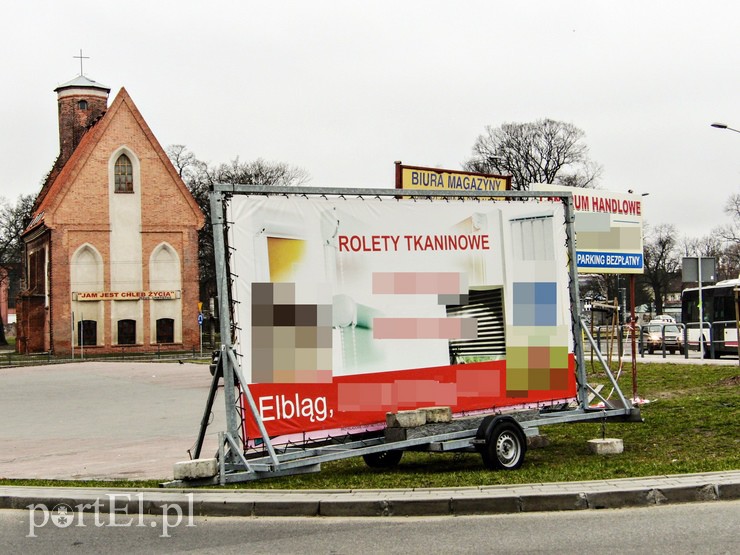 Elbląg, Parkują i reklamują – za jedno i drugie nie płacą Elbląg, Parkują i reklamują – za jedno i drugie nie płacą