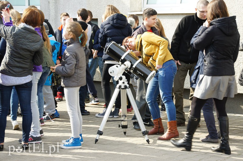Elbląg, Dziś zaćmienie Słońca można było oglądać przez teleskop przed SP 21 Elbląg, Dziś zaćmienie Słońca można było oglądać przez teleskop przed SP 21