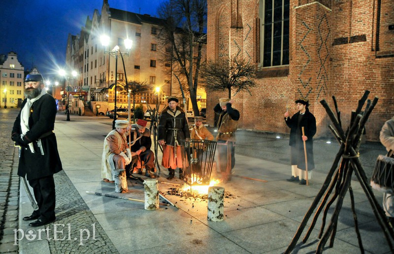Elbląg, To nie będzie pierwsza taka inscenizacja historyczna pod wodzą Piotra Imiołczyka. Tu "Kucie kos według Grottgera"