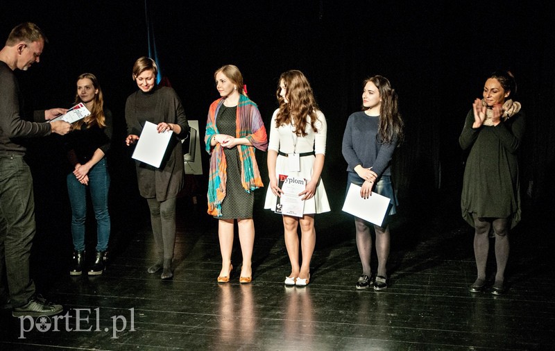 Elbląg, Uczestnicy w kategorii recytacja odebrali pamiątkowe dyplomy z rąk jurora Jarosława Wasika