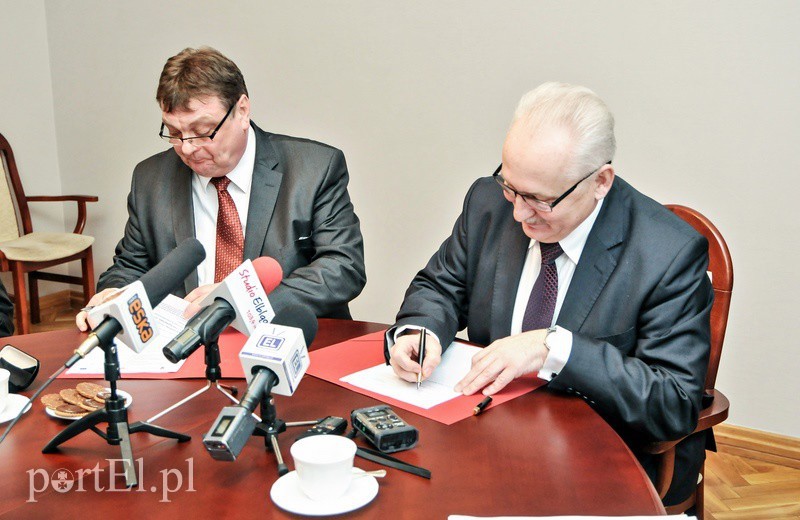 Elbląg, Umowę podpisali prezydent Witold Wróblewski i marszałek Gustaw Brzezin