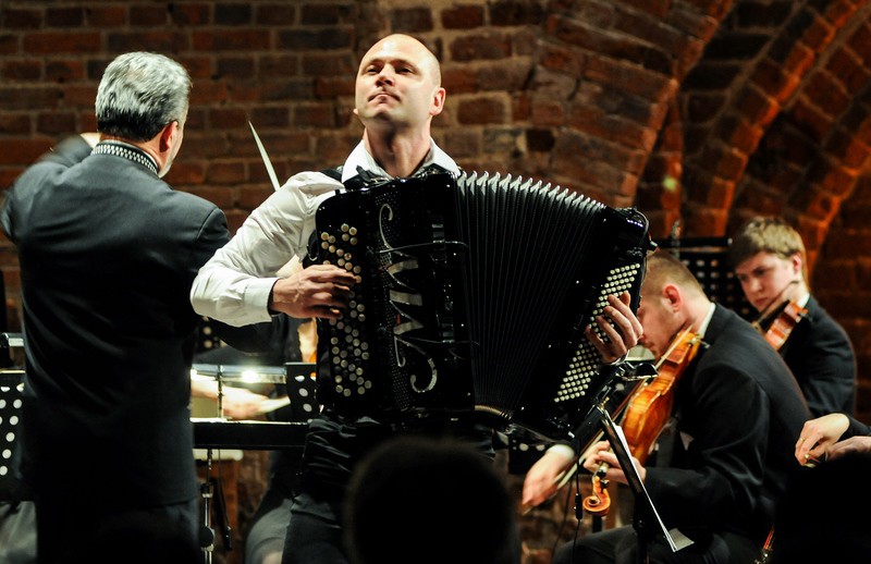 Elbląg, Ostatnie bilety na koncert Marcina Wyrostka z EOK w Elblągu!