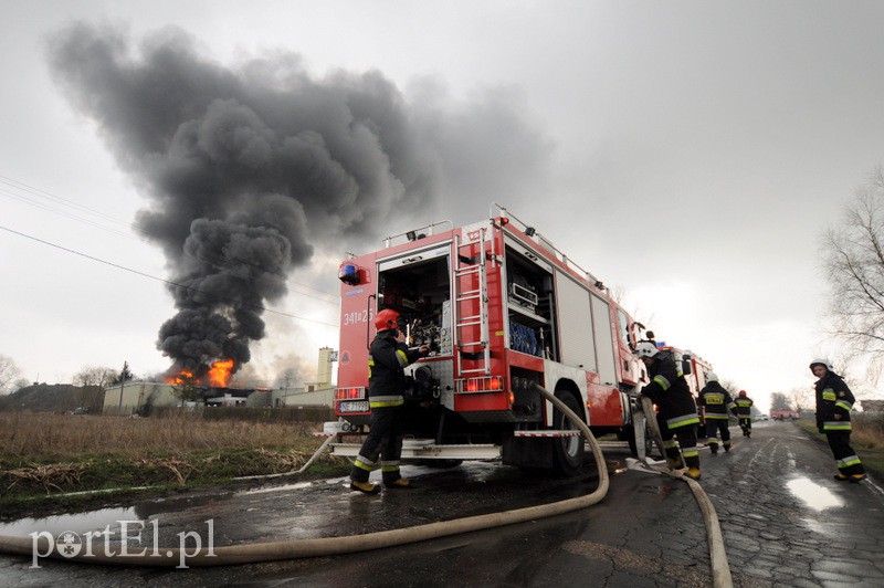 Elbląg, Trwa akcja gaszenia pożaru w Raczkach Elbląskich