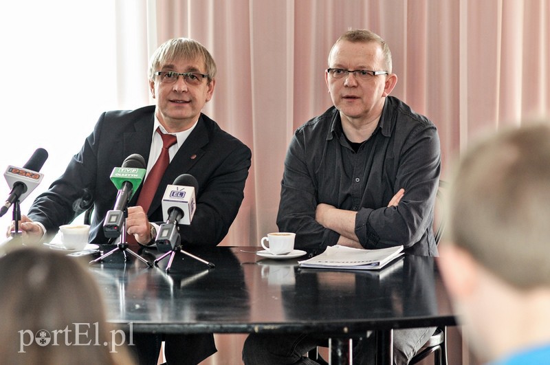 Elbląg, Dyrektor Mirosław Siedler (obok Lesław Ostaszkiewicz, reżyser "Sztuki") już wypatruje wiosny, która 10 kwietnia zawita do elbląskiego teatru