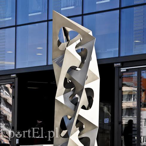 Elbląg, Dzieło holenderskiego artysty przed centrum handlowym