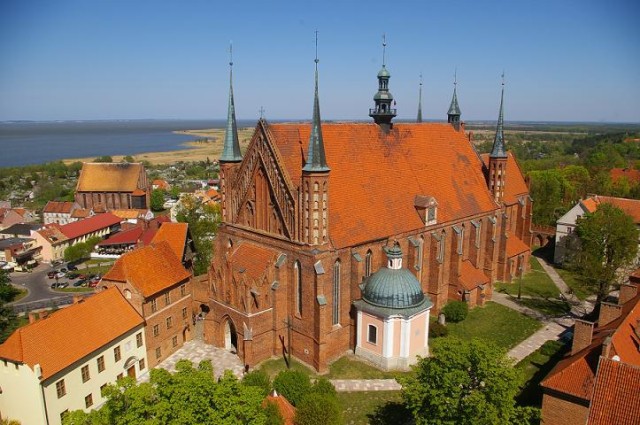 Elbląg, Frombork, miasto z portem, Katedrą i postacią Mikołaja Kopernika, które niedawno zyskało status uzdrowiska, a niebawem przejdzie rewitalizację placu przy katedrze