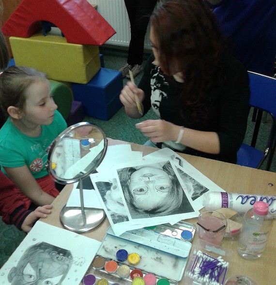 Elbląg, Uczniowie ZSIŚiU malują uśmiechy na twarzach dzieci Elbląg, Uczniowie ZSIŚiU malują uśmiechy na twarzach dzieci