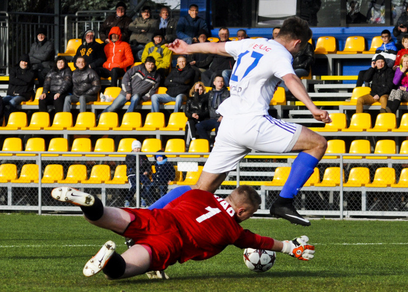 Elbląg, Jakub Bojas za chwilę strzeli drugiego gola dla Olimpii