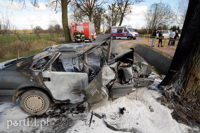Elbląg, Mazdą uderzył w drzewo. Auto spłonęło Elbląg, Mazdą uderzył w drzewo. Auto spłonęło