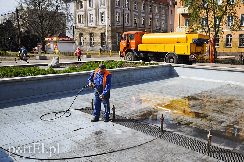 Elbląg, Dzisiaj pracownicy wodociągów czyścili fontannę przed uruchomieniem
