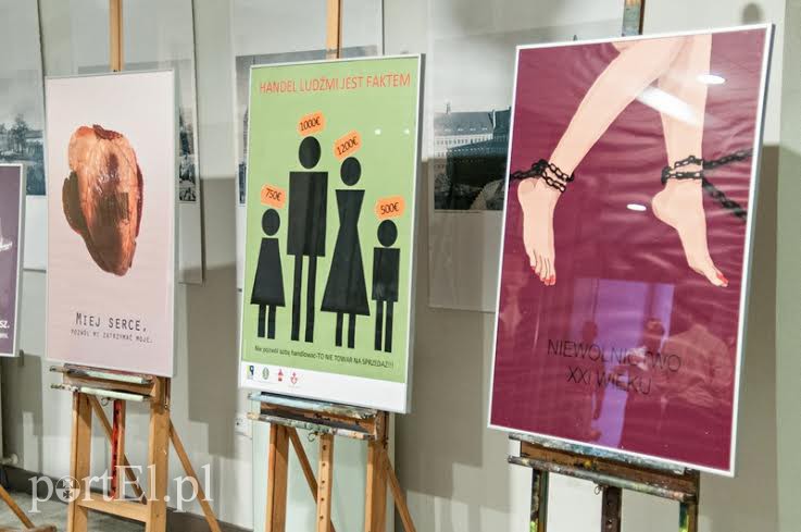 Elbląg, O handlu ludźmi opowiedzieli również uczniowie Liceum Plastycznego w Gronowie Górnym - pokazali co myślą na ten temat poprzez plakat Elbląg, O handlu ludźmi opowiedzieli również uczniowie Liceum Plastycznego w Gronowie Górnym - pokazali co myślą na ten temat poprzez plakat