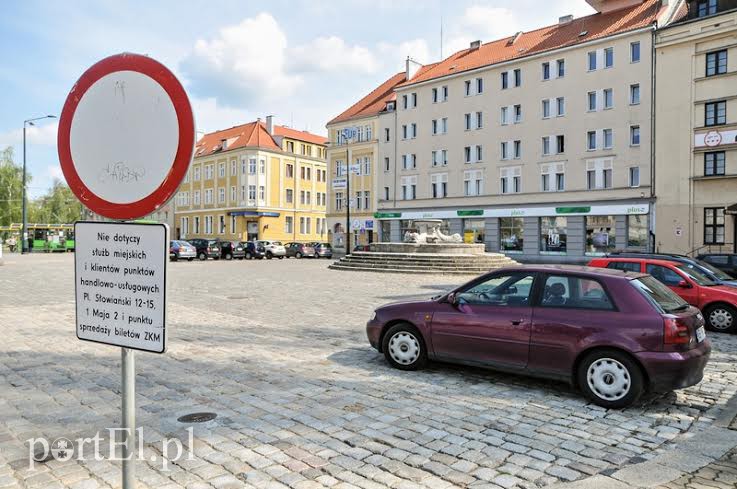 Elbląg, Plac Słowiański - za dnia parking, nocą pusty plac z fontanną, która działa, ale nikomu nie służy