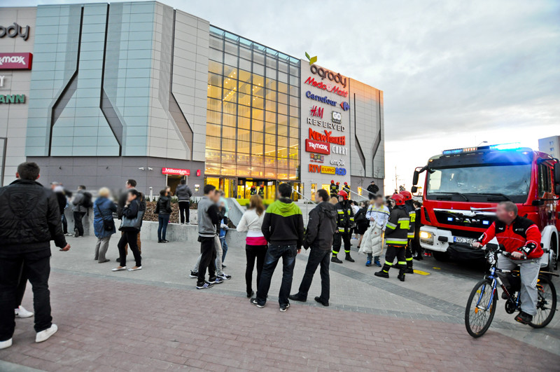 Elbląg, Z galerii handlowej ewakuowano klientów i pracowników. Trwa sprawdzanie obiektu Elbląg, Z galerii handlowej ewakuowano klientów i pracowników. Trwa sprawdzanie obiektu