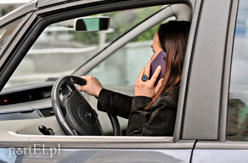 Elbląg, Za rozmawianie przez telefon podczas jazdy samochodem kierowca może dostać mandat i 5 punktów karnych