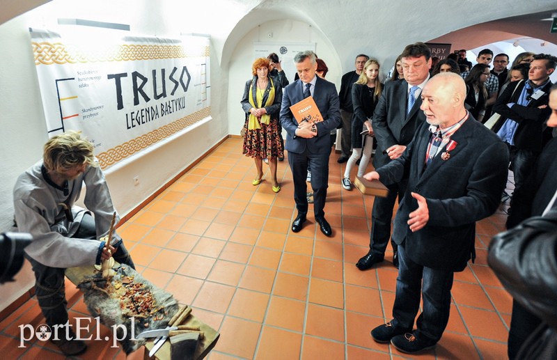 Elbląg, Marek Jagodziński (z prawej) opowiada w muzeum o codziennym życiu wikingów