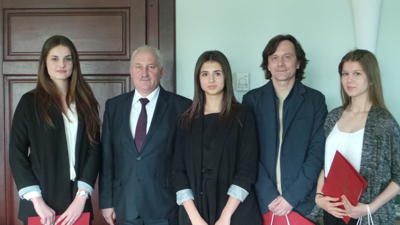 Elbląg, Uczennice III LO otrzymały nagrody od marszałka Elbląg, Uczennice III LO otrzymały nagrody od marszałka