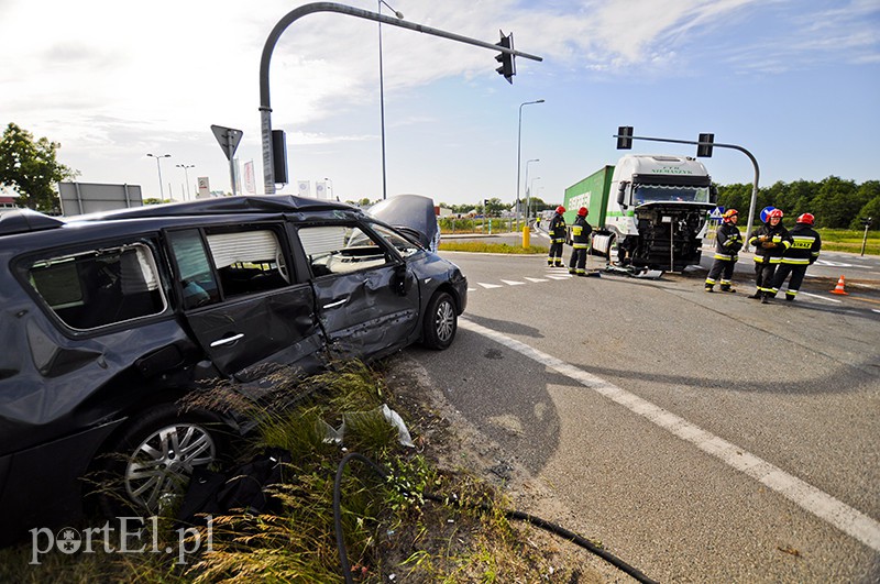 Elbląg, Tir uderzył w osobówkę Elbląg, Tir uderzył w osobówkę