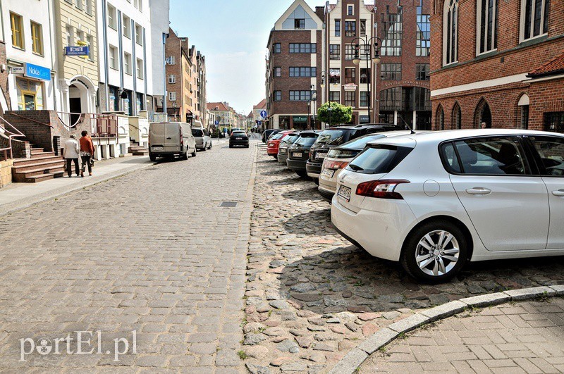 Elbląg, Na starówce nie ma znaków na jezdni wyznaczających miejsca do parkowania Elbląg, Na starówce nie ma znaków na jezdni wyznaczających miejsca do parkowania