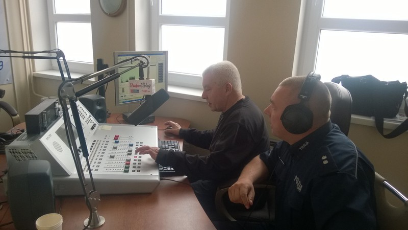 Elbląg, Bogdan Sentkowski, realizator dźwięku podczas warsztatów radiowych opowiadał na co należy zwracać uwagę nagrywając komunikat radiowy,